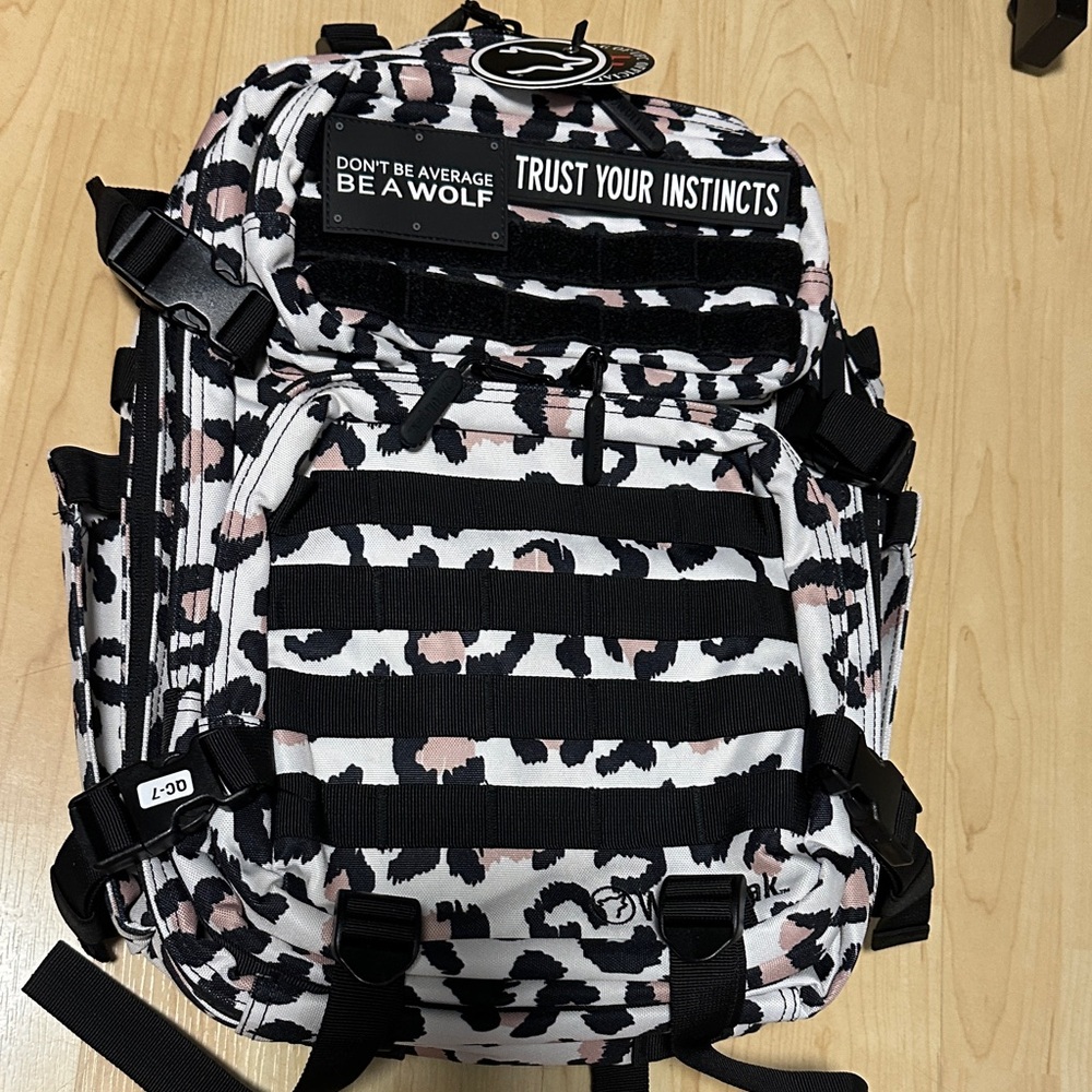 Wolfpak-35L BACKPACK CLASSIC LEOPARD - new with tags